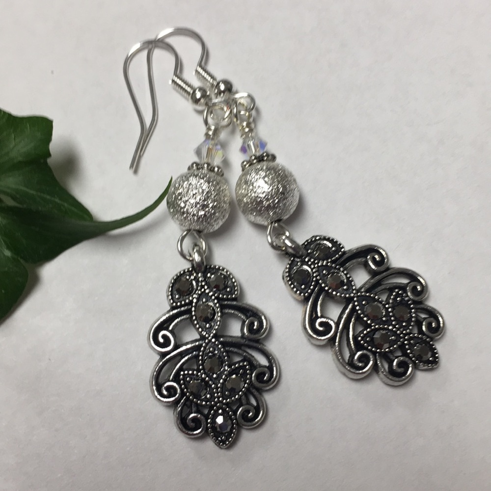 Black rhinestone & silver stardust long earrings - Picture 6 of 8